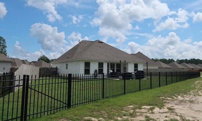 Building Photo - Golf Course and Pond Views