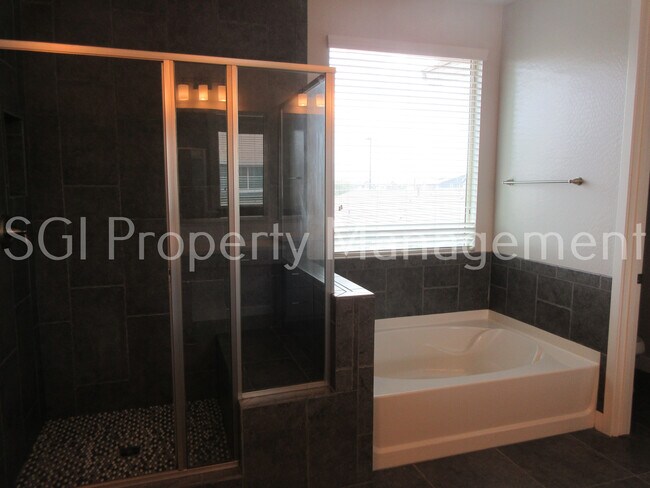 Building Photo - Stunning home with pool ready for move in