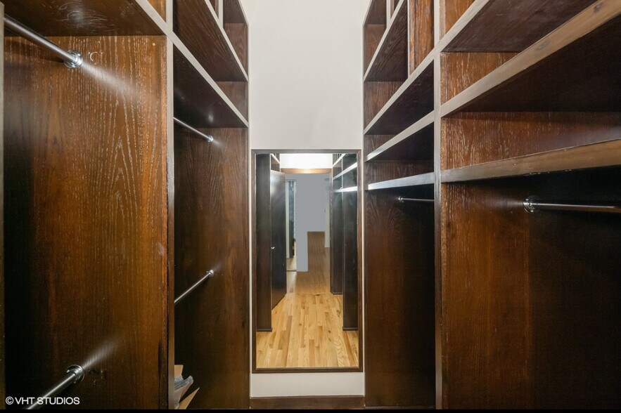 Primary walk in closet - 333 W Hubbard St