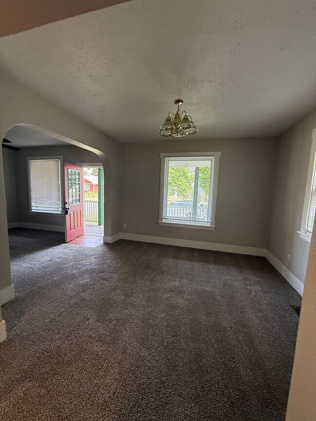 Building Photo - Large 4 Bed House with Fenced Yard