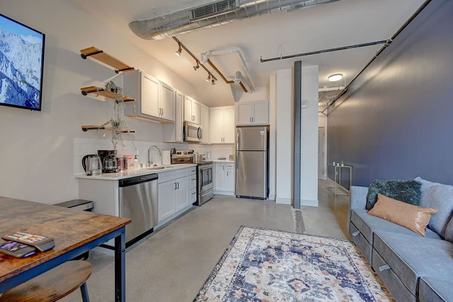 Building Photo - 1009 W Juneau Ave