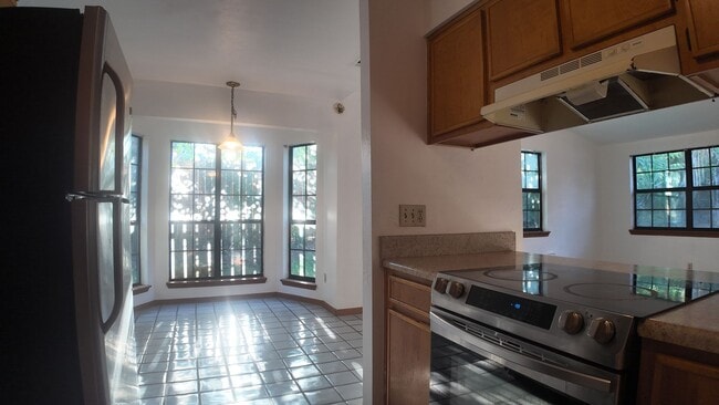Building Photo - Freshly Remodeled 3 BR 2 BA Townhome Located Minutes From Doak Campbell Stadium!