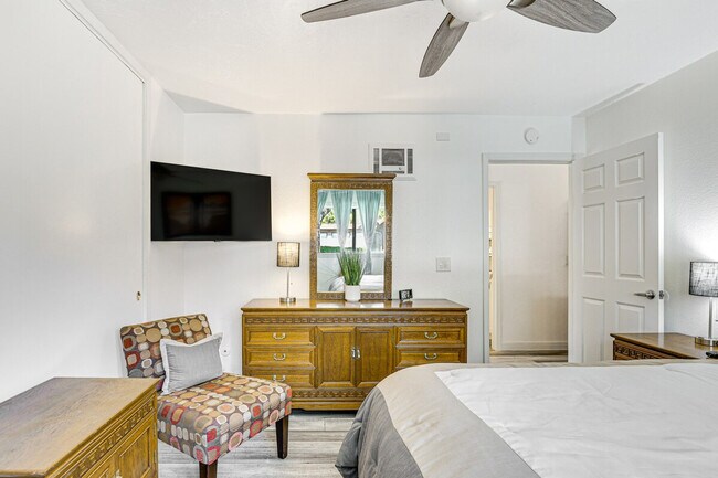 Building Photo - 265 Loma Alta Dr