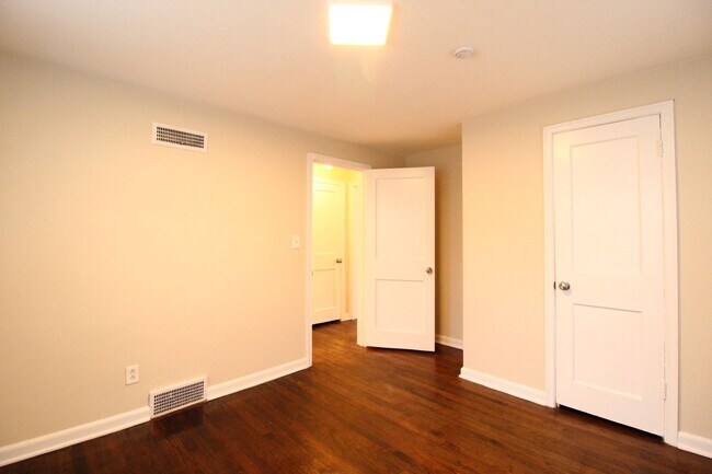 Building Photo - February FREE On This 1 Bedroom 1 Bath Duplex in Navy Hill Area in Olathe