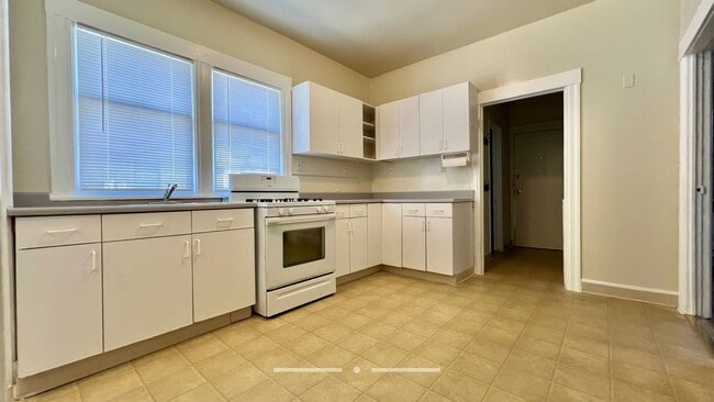 Building Photo - Charming Duplex Lower Unit – 2bd 1ba Nestl...