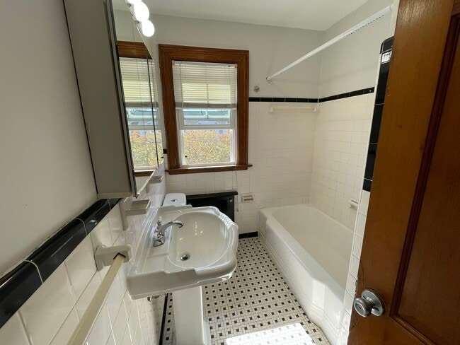 Building Photo - 2216 Baltic Ave