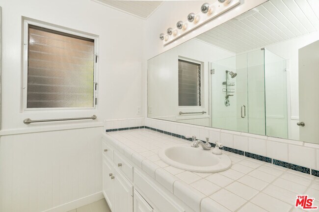 Building Photo - 1053 Maroney Ln