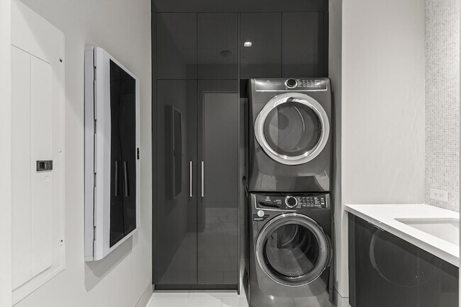 Building Photo - 6587 N Palmeraie Blvd