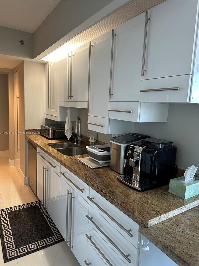 Building Photo - 16485 Collins Ave