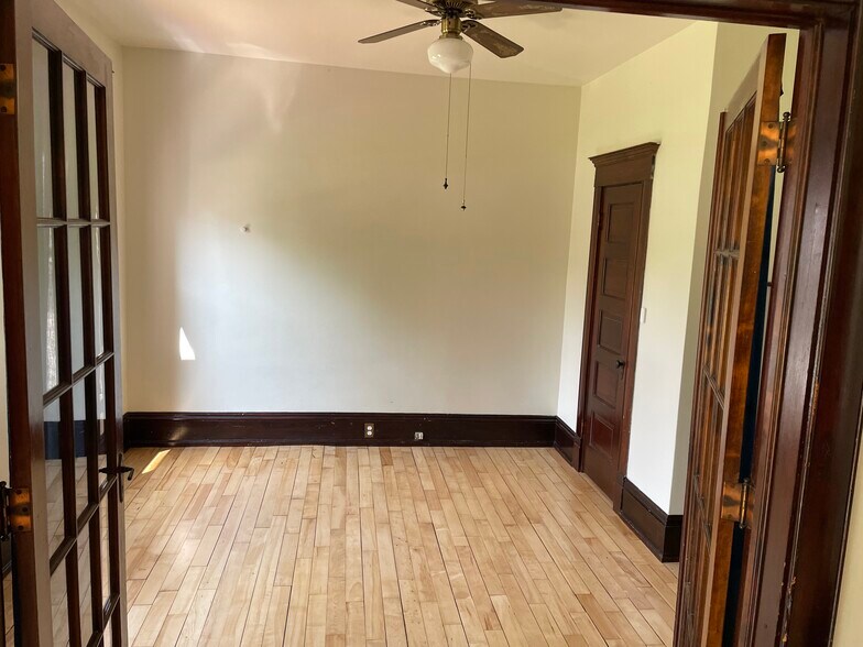Building Photo - 821 N Oneida St