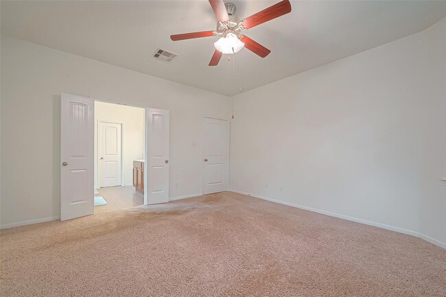 Building Photo - 1924 Honey Laurel Dr