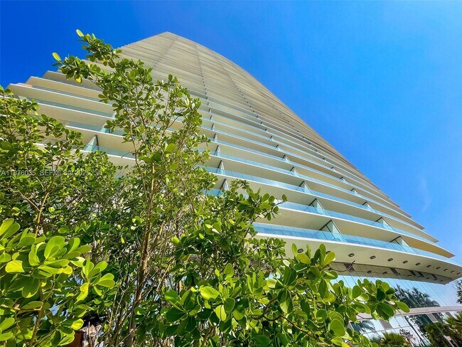 Building Photo - 18975 Collins Ave