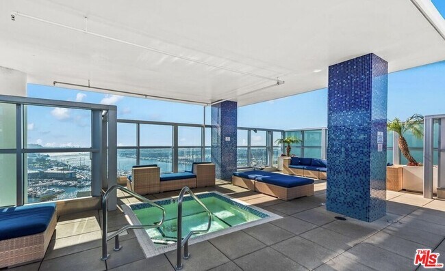 Building Photo - 13700 Marina Pointe Dr