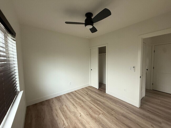 Building Photo - DSI250