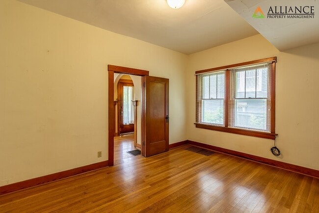 Building Photo - Gorgeous Home!!
