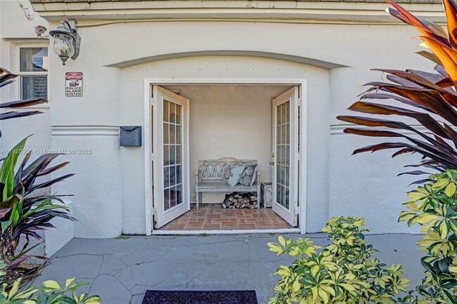 Building Photo - 940 Hollywood Blvd