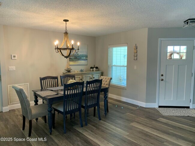 Building Photo - 658 Hibiscus Dr