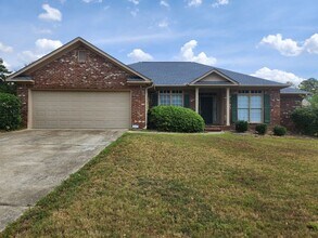 Building Photo - 3 Bedroom 2 Bathrooms 2 Car Garage - North...