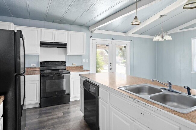 Building Photo - Welcome to your next home!