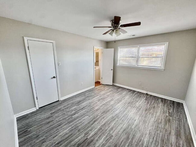 Building Photo - 954 E Holmes Rd