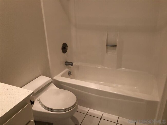 Building Photo - 2 Bed, 1 Bath Upstairs Condo with Private ...