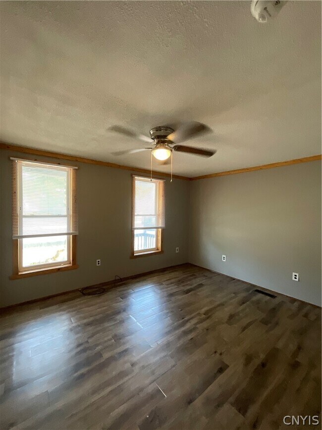 Building Photo - 377 W Main St