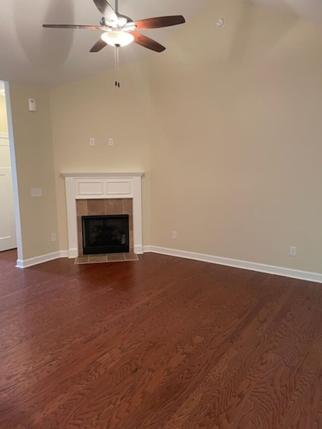 Building Photo - GORGEOUS TOWNHOME