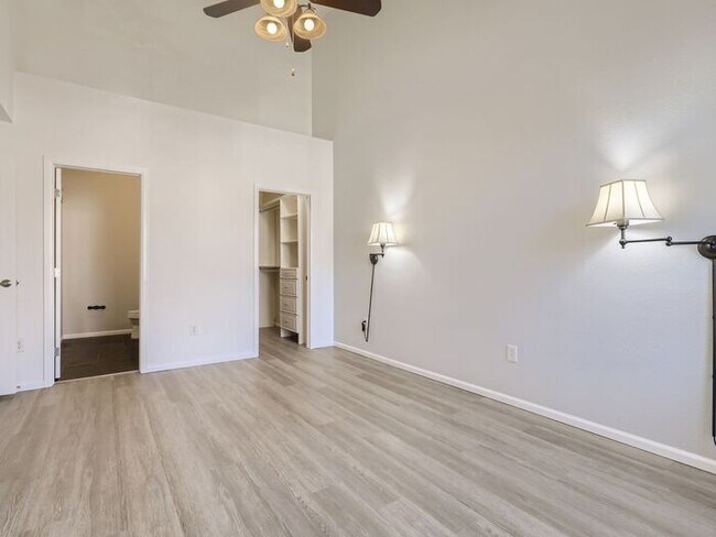 Building Photo - Stunning 2 bedroom 2 bath with loft in Aurora!