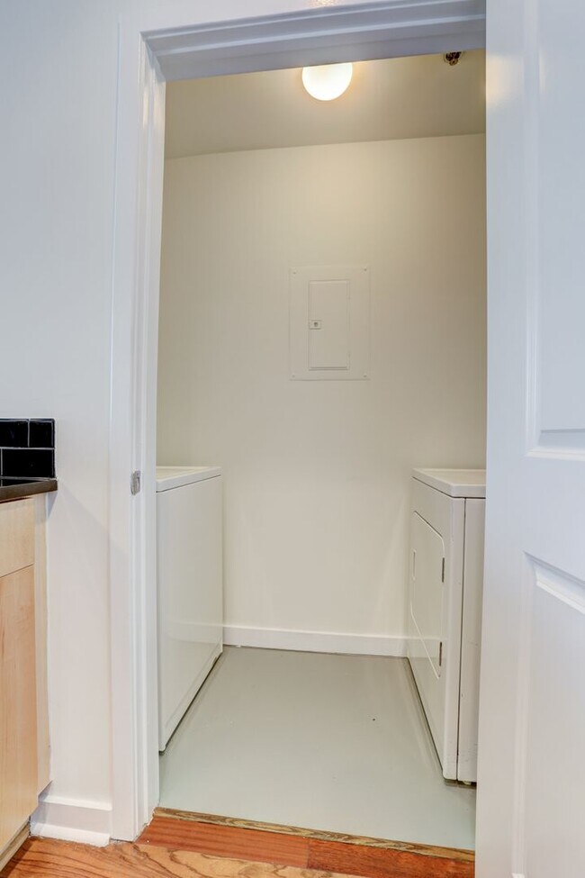 Building Photo - Gorgeous Two Bedroom Condo with Stunning V...