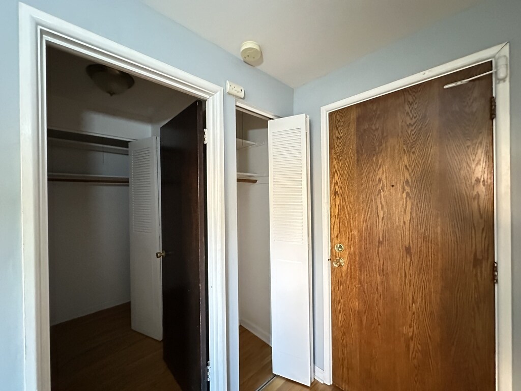 Building Photo - 5820 N Sheridan Rd