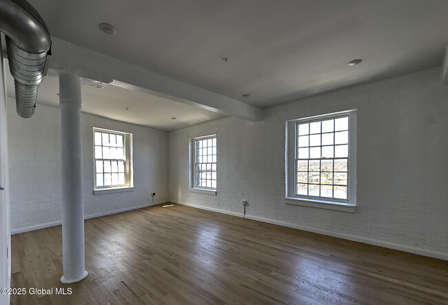 Building Photo - 145 River St