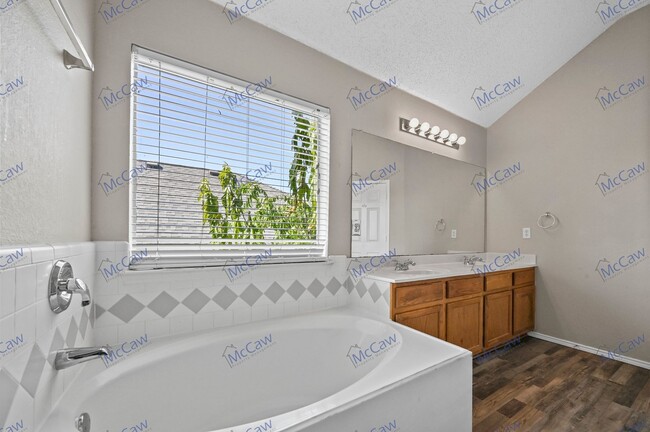 Building Photo - Spacious 4/2.5 Home in Fort Worth!