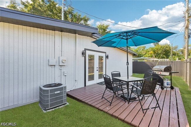 Building Photo - 92 Oak St