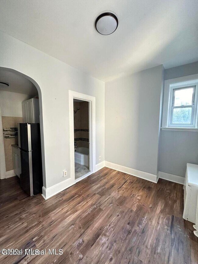 Building Photo - 51 Elm St