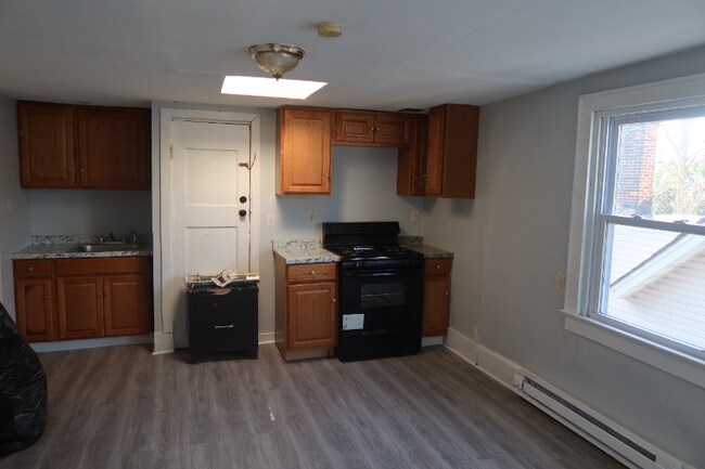 Primary Photo - 166-168 Columbia Ave