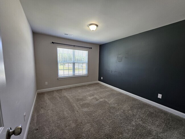 Building Photo - 214 Gracyns Dr