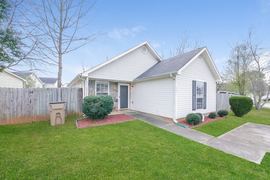 Building Photo - 521 Lakecourt Dr