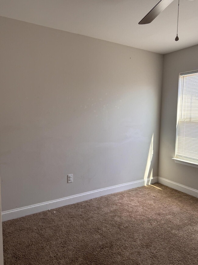 Building Photo - Sign a 12-month lease now and receive the ...