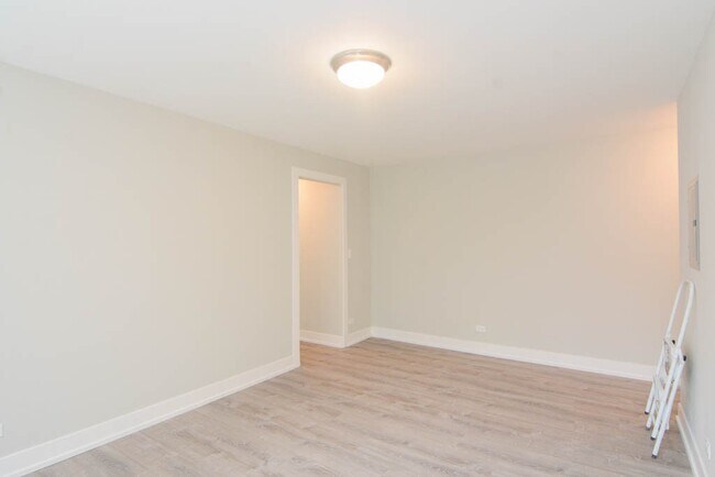 Building Photo - 533 W Surf St