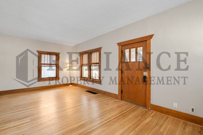 Building Photo - 410 S Estelle St