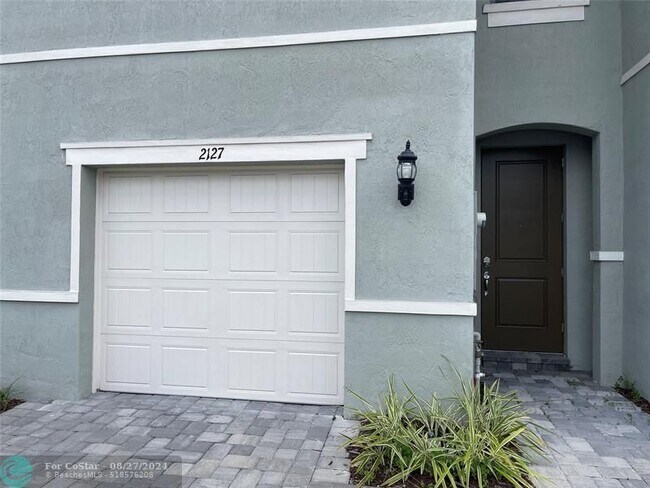 Building Photo - 2127 Appleton Cir S