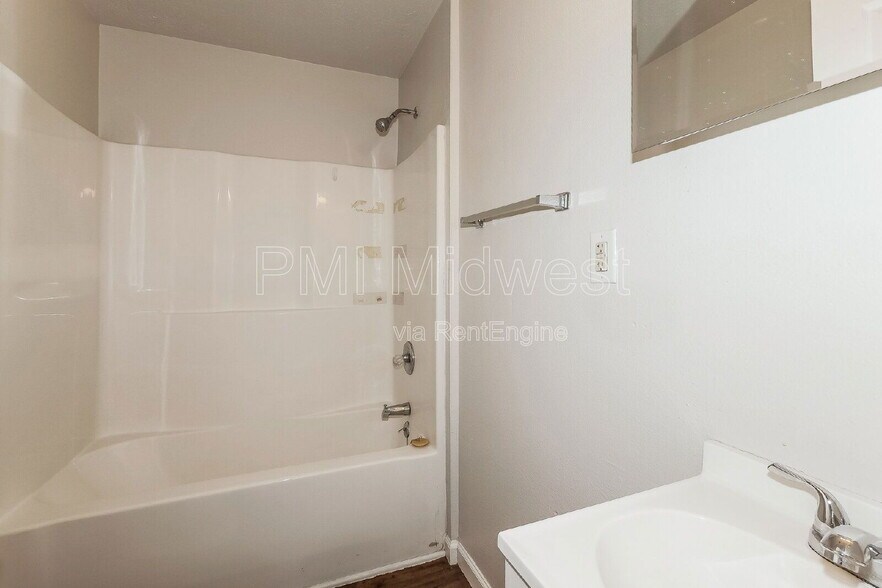 Building Photo - 3014 W 10th St