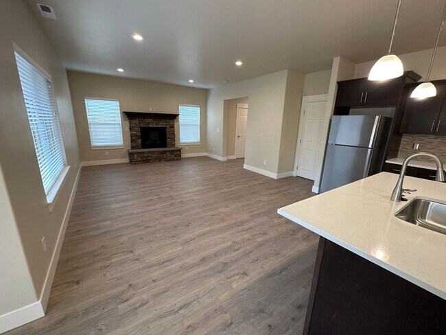 Building Photo - Newer SE Bend House w/A/C, 3 Bdrms, 2.5 Baths, 2160 Sq Ft, EVO OUTLET, Access to Pool, Dbl Garage