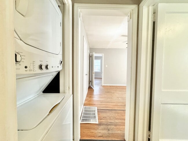 Building Photo - 1006 East Side Dr