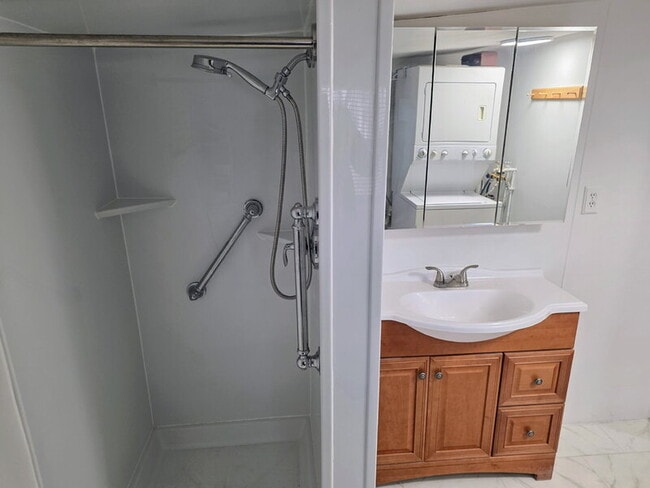 Building Photo - 1526 Rapids St