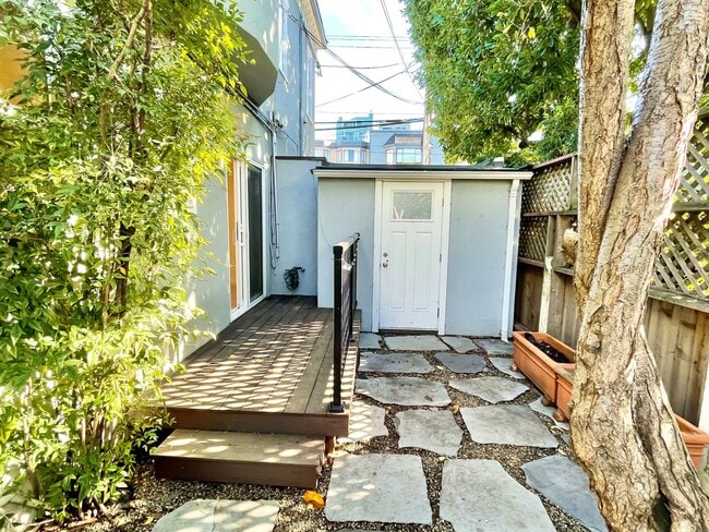 Building Photo - 1BR/1BA Remodeled Garden Unit! Charm Galor...