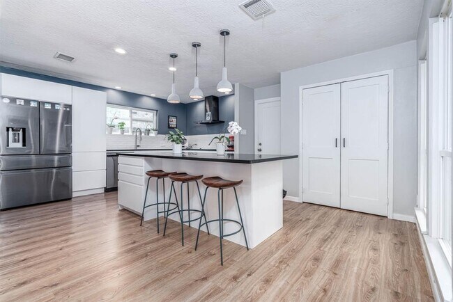 Building Photo - 1550 Wood Lodge Dr