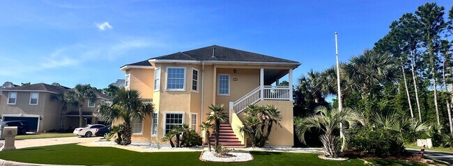 Primary Photo - Custom 3B/3B plus bonus rooms steps from t...