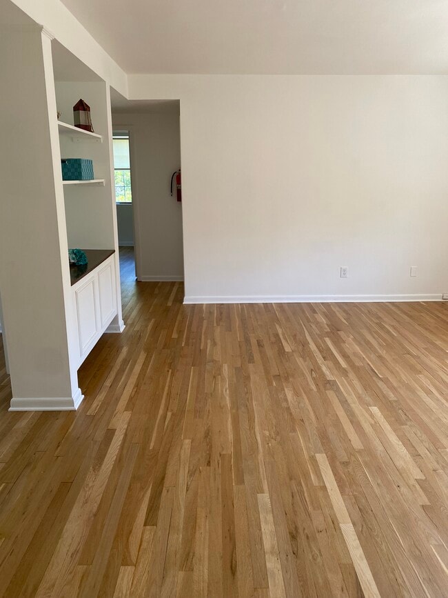 316 F Living Rm from Front Dr - 310 E Melrose Ave