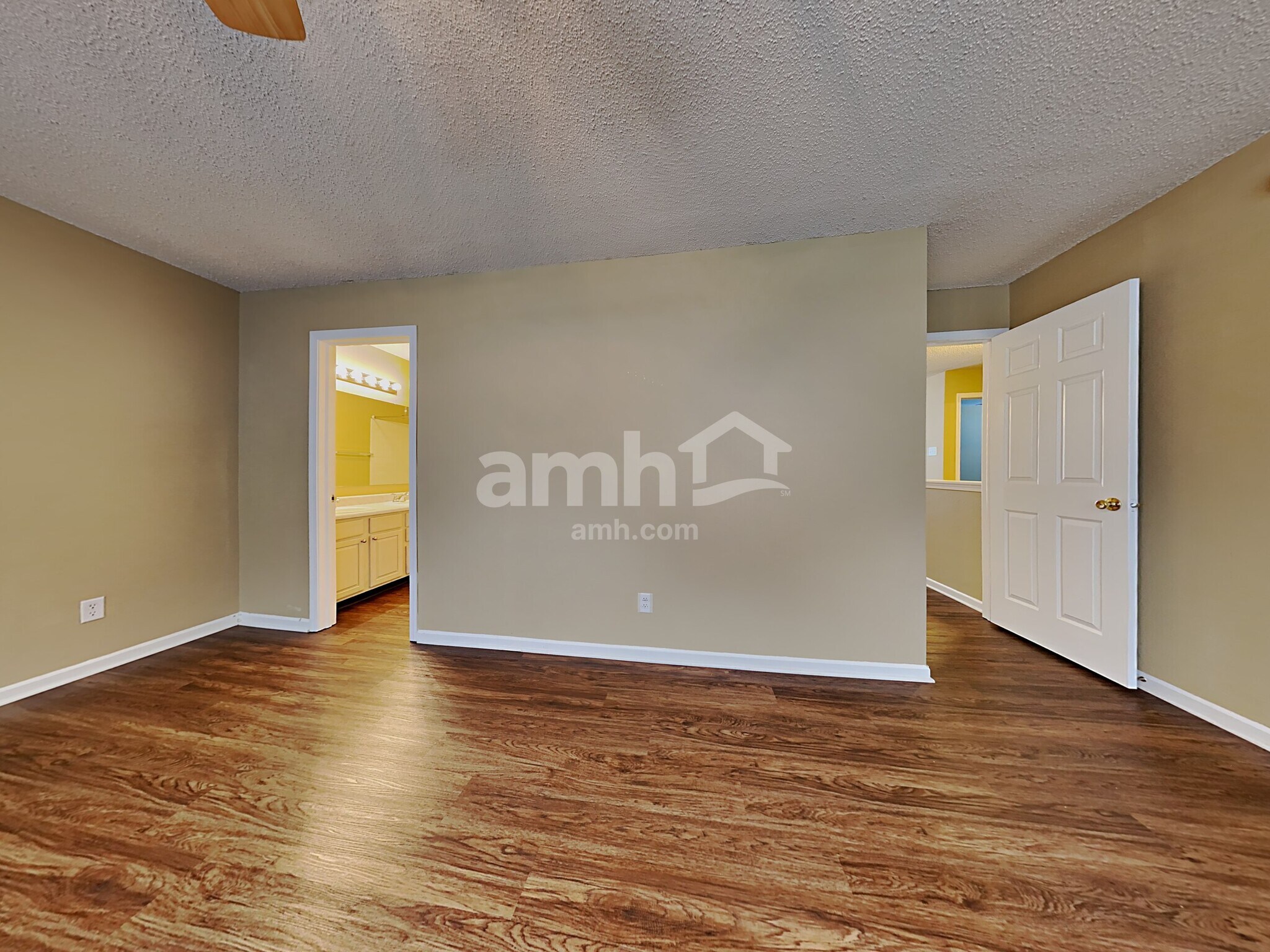 Building Photo - 10981 Clear Spring Dr